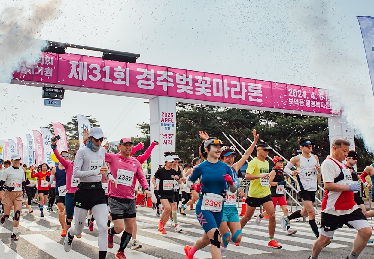 지난해 4월 6일 열린 제31회 경주벚꽃마라톤대회에서 참가자들이 보문단지 일원을 힘차게 달리고 있다.