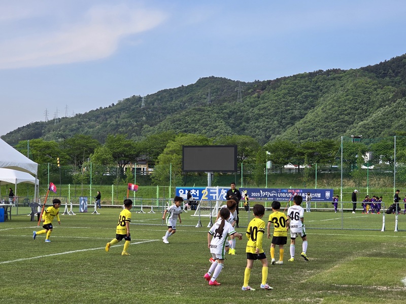 지난 2일부터 5일까지 경주시 알천축구장에서 열린 ‘2025 화랑대기 U10&amp;U9 축구 페스티벌’에서 저학년 선수들이 열띤 경기를 펼치고 있다.