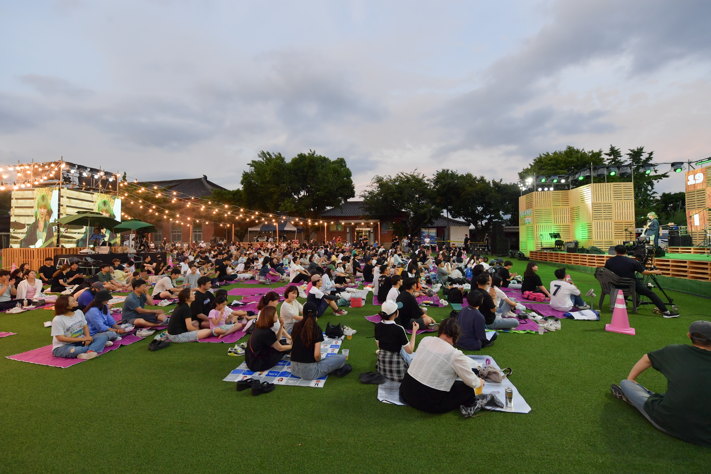 경주문화관1918에서 진행될 어뮤즈콘서트 포스터 및 지난해 행사 현장