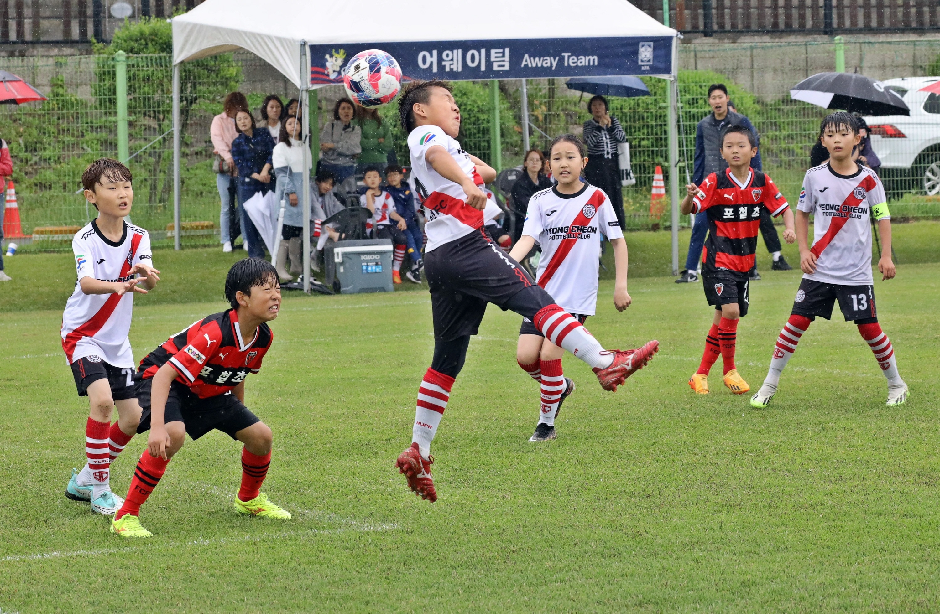 지난해 열린 화랑대기 전국 유소년 축구대회에서 참가 선수들이 무더위와 빗속에서도 치열한 경합을 펼치고 있다.