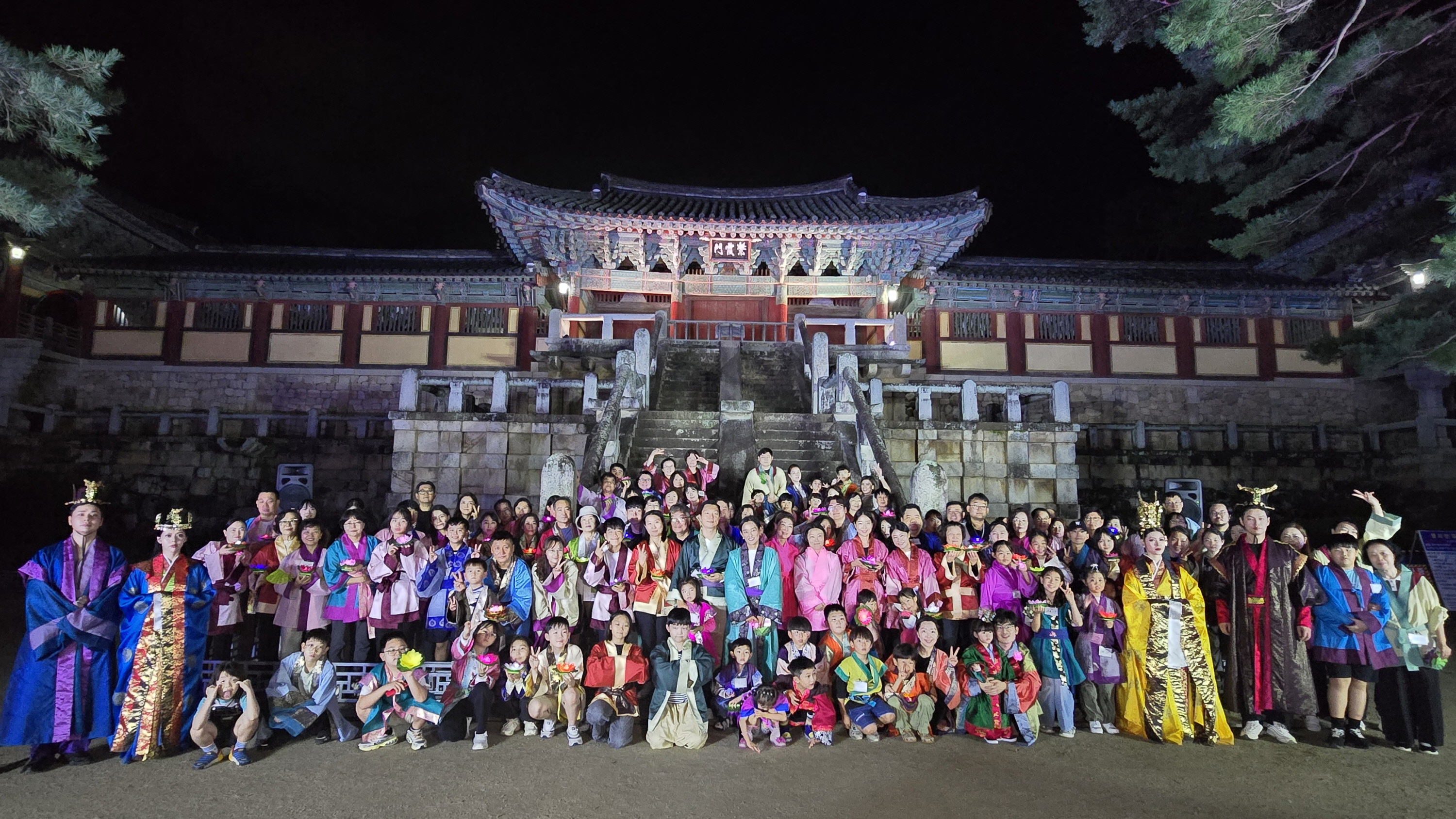 2025 세계유산축전 경주역사유적지구 ‘빛으로 쓰는 이야기 IN 불국사’에 참여한 관람객 단체 기념촬영