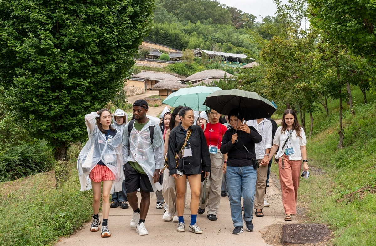 2025 세계유산축전 경주역사유적지구 팸투어에 참여한 외국인 유학생들이 해설사와 함께 양동마을을 방문하고 있다.