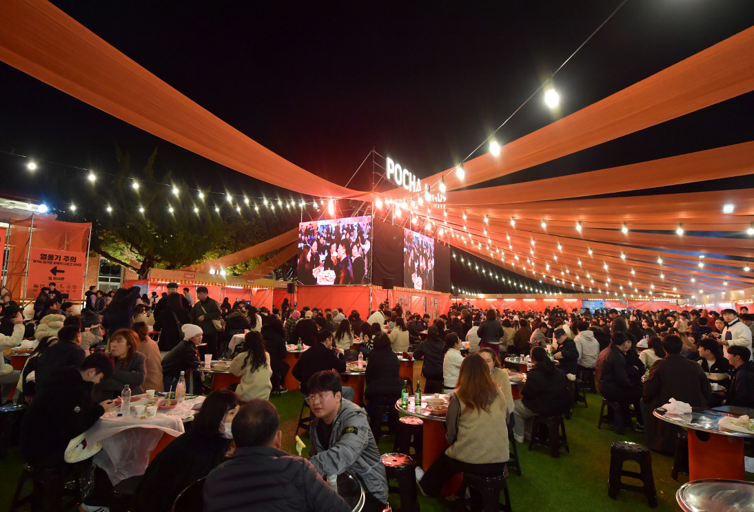 지난해 열린 윈터포차 라이트 현장, 시민과 관광객들이 따뜻한 불빛 아래 도심 야간 축제를 즐기고 있다