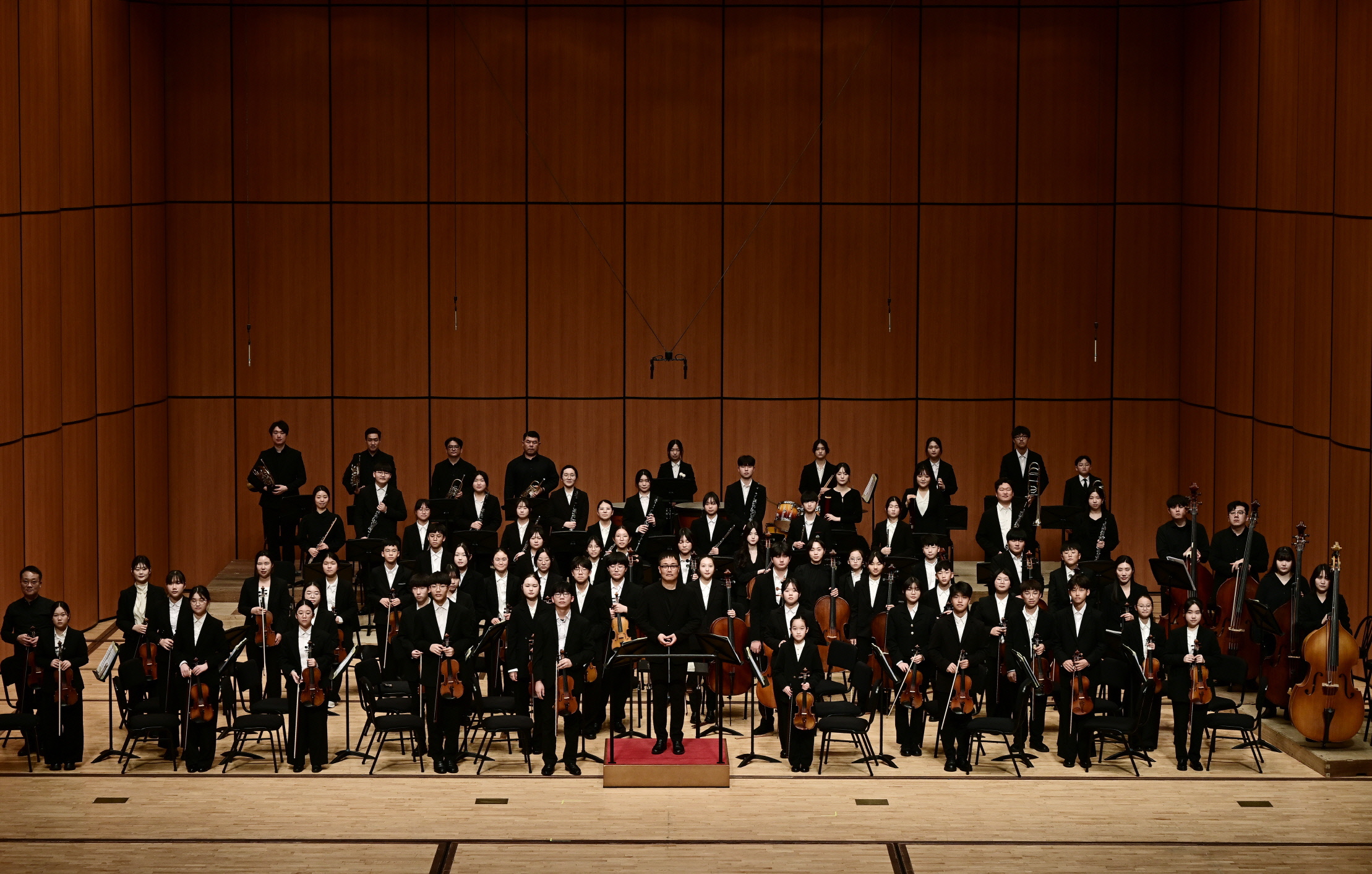 제15회 경주시 청소년오케스트라 정기연주회에서 청소년 단원들이 경주예술의전당 화랑홀 무대에 올라 베토벤 명곡을 연주하며 기념촬영을 하고 있다