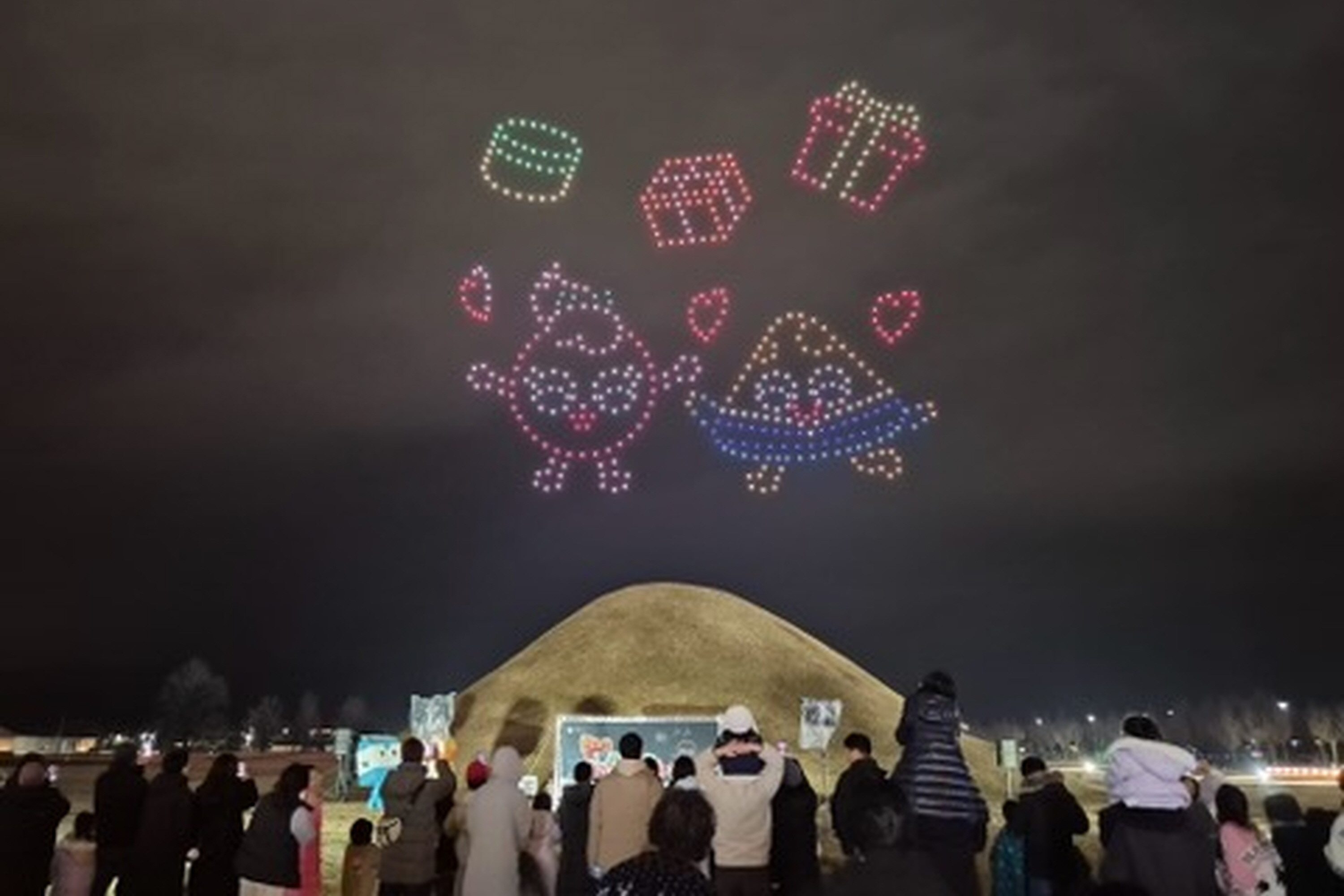 브레드이발소와 함께하는 크리스마스 드론 아트쇼 공연에서 브레드이발소 캐릭터를 형상화한 군집 드론이 연출돼 시민과 관광객들의 큰 호응을 얻고 있다