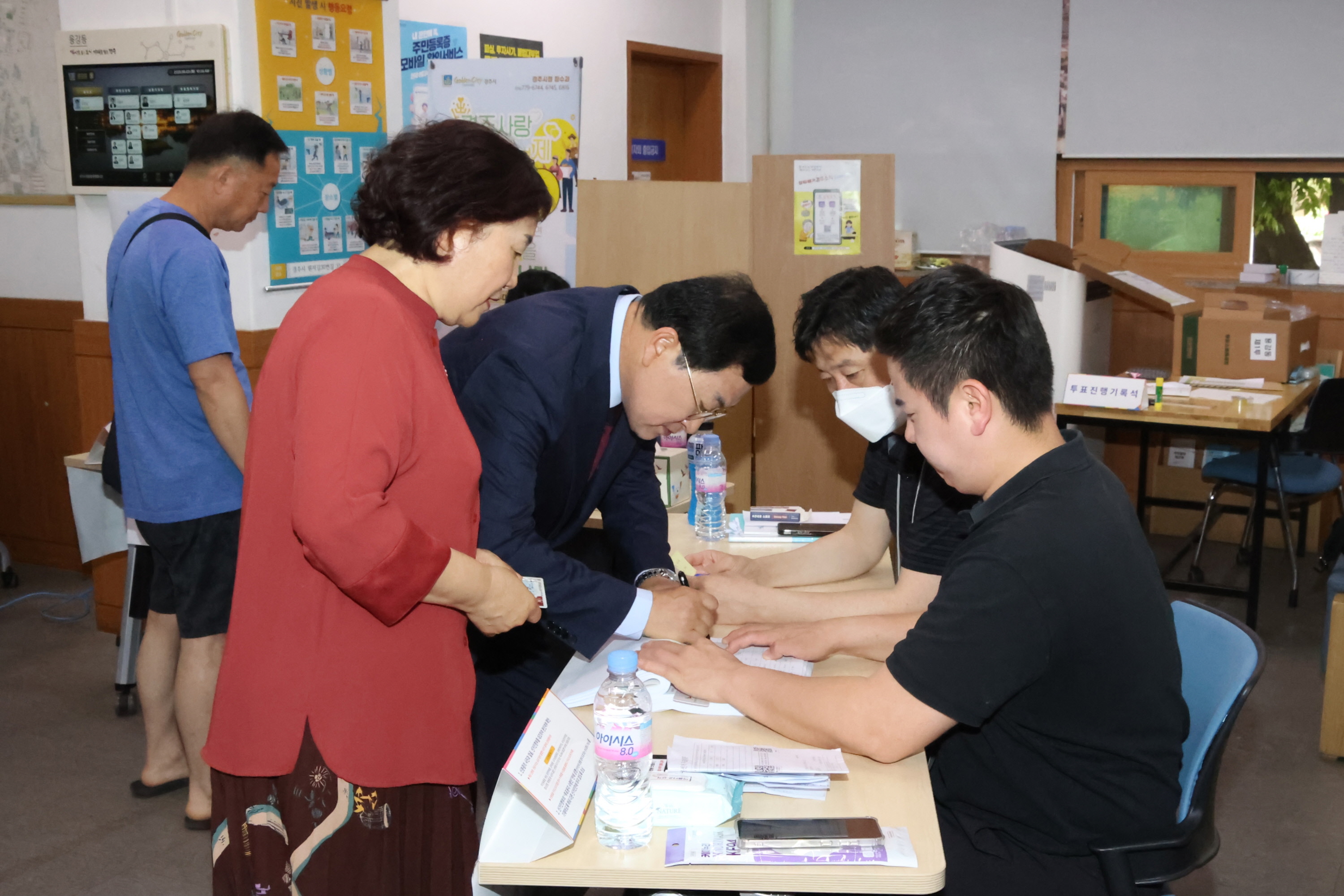주낙영 경주시장이 3일 오전 10시 경주시 용강동 행정복지센터에 마련된 투표소에서 배우자 김은미 여사와 함께 투표에 참여하고 있다(3).jpg