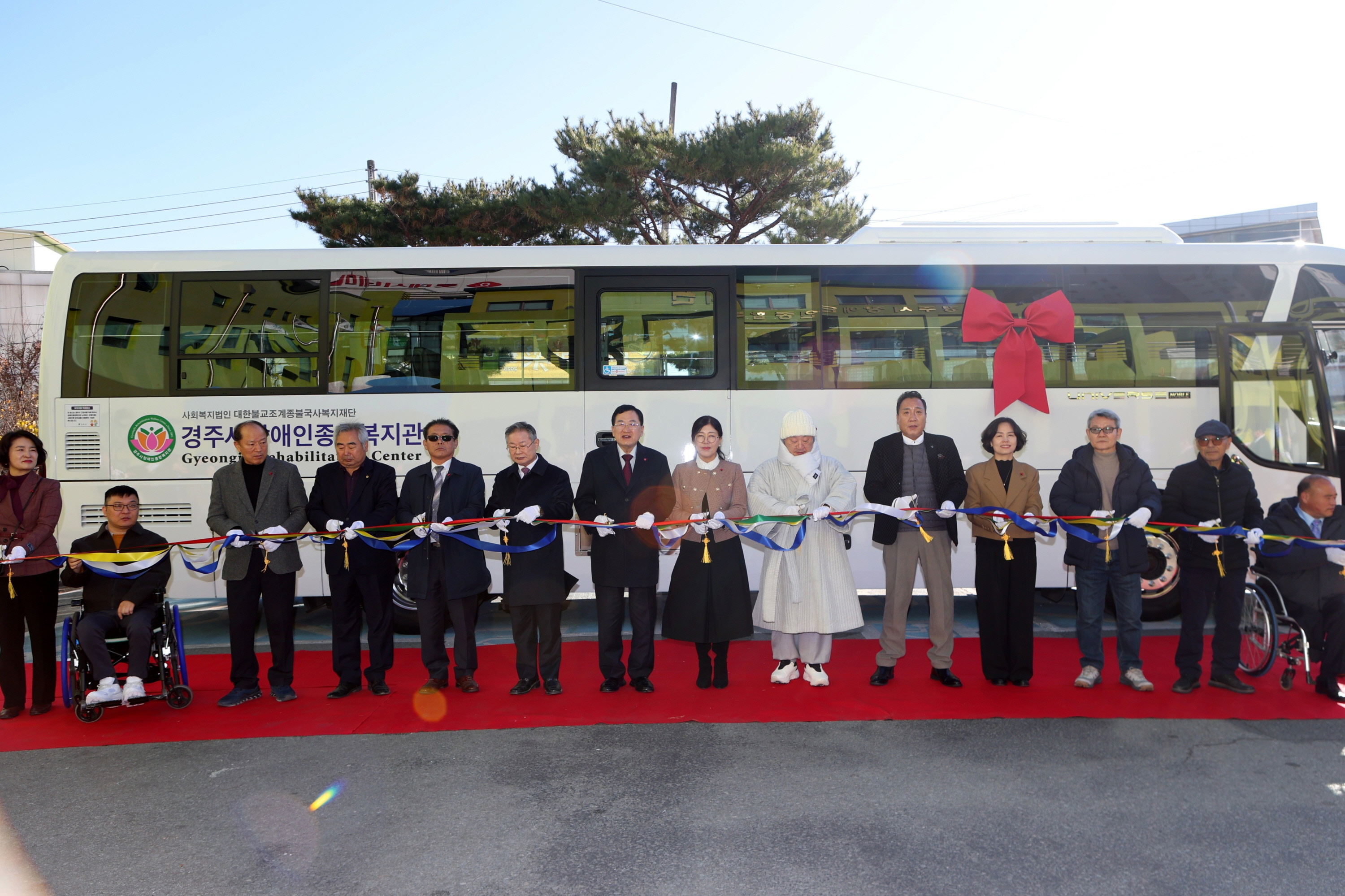1-4. 주낙영 경주시장(가운데)과 내빈들이 장애인종합복지관 특장버스 도입을 기념하며 테이프 커팅을 진행하고 있다.jpg