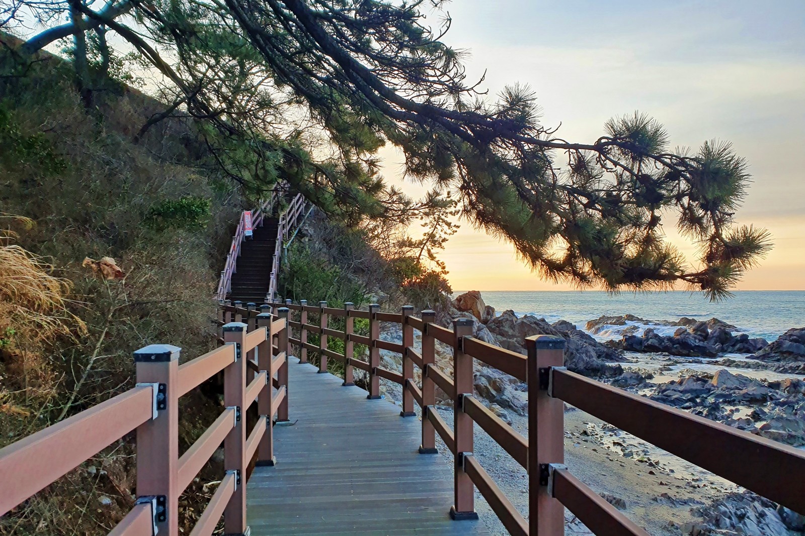 전촌 용굴(사룡굴, 단용굴)의 해안가를 따라 목재 데크 산책로