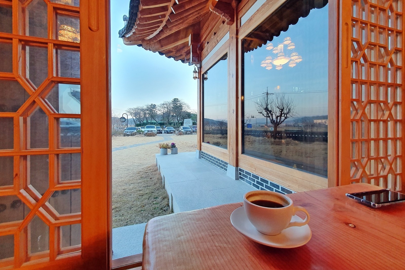 카페 수피아 창가석에서 바라본 풍경과 음료