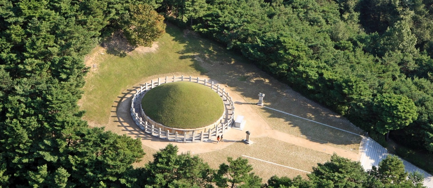 김유신장군묘를 항공에서 촬영한 모습