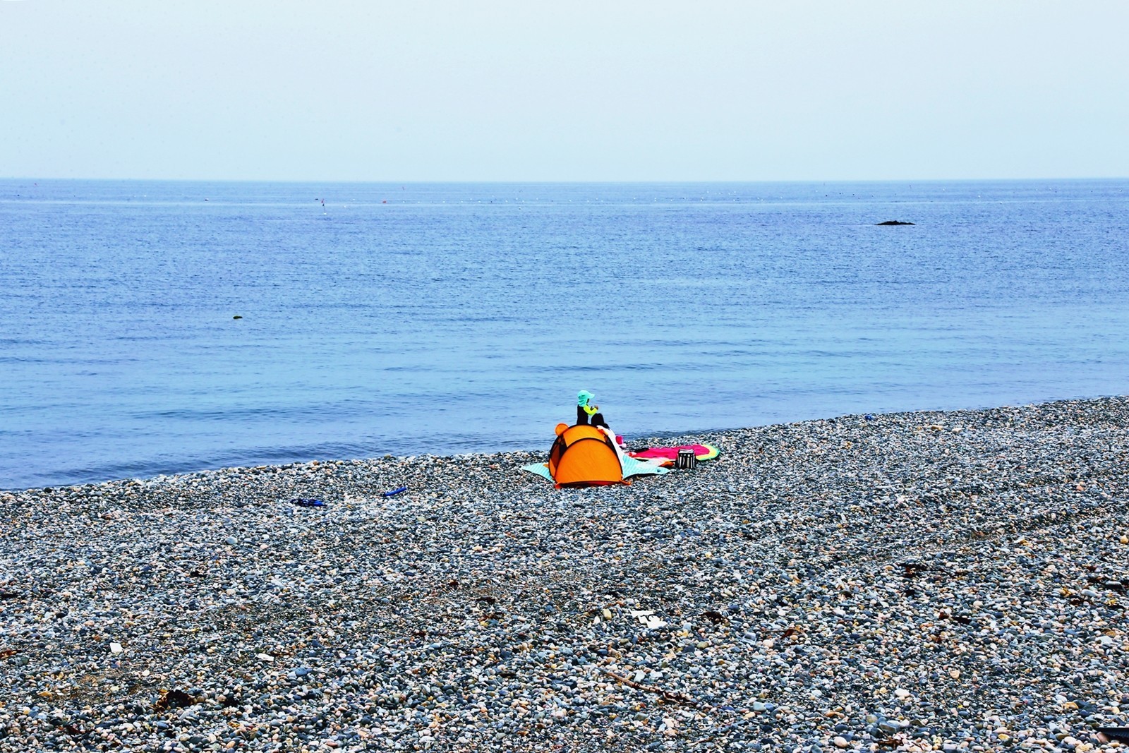 관성솔밭해변에서 텐트를 치고있는 모습.jpg