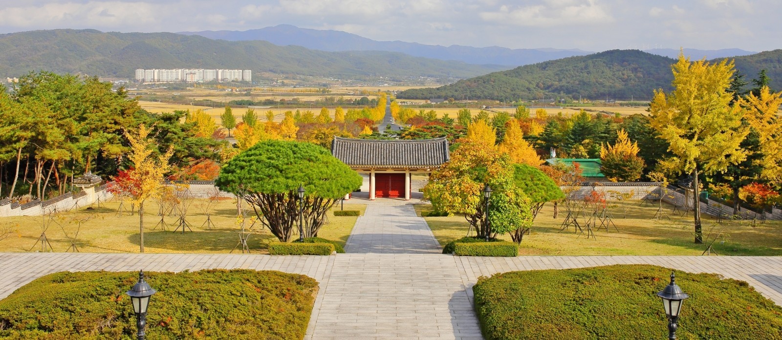 통일전 입구를 항공촬영한 모습.jpg