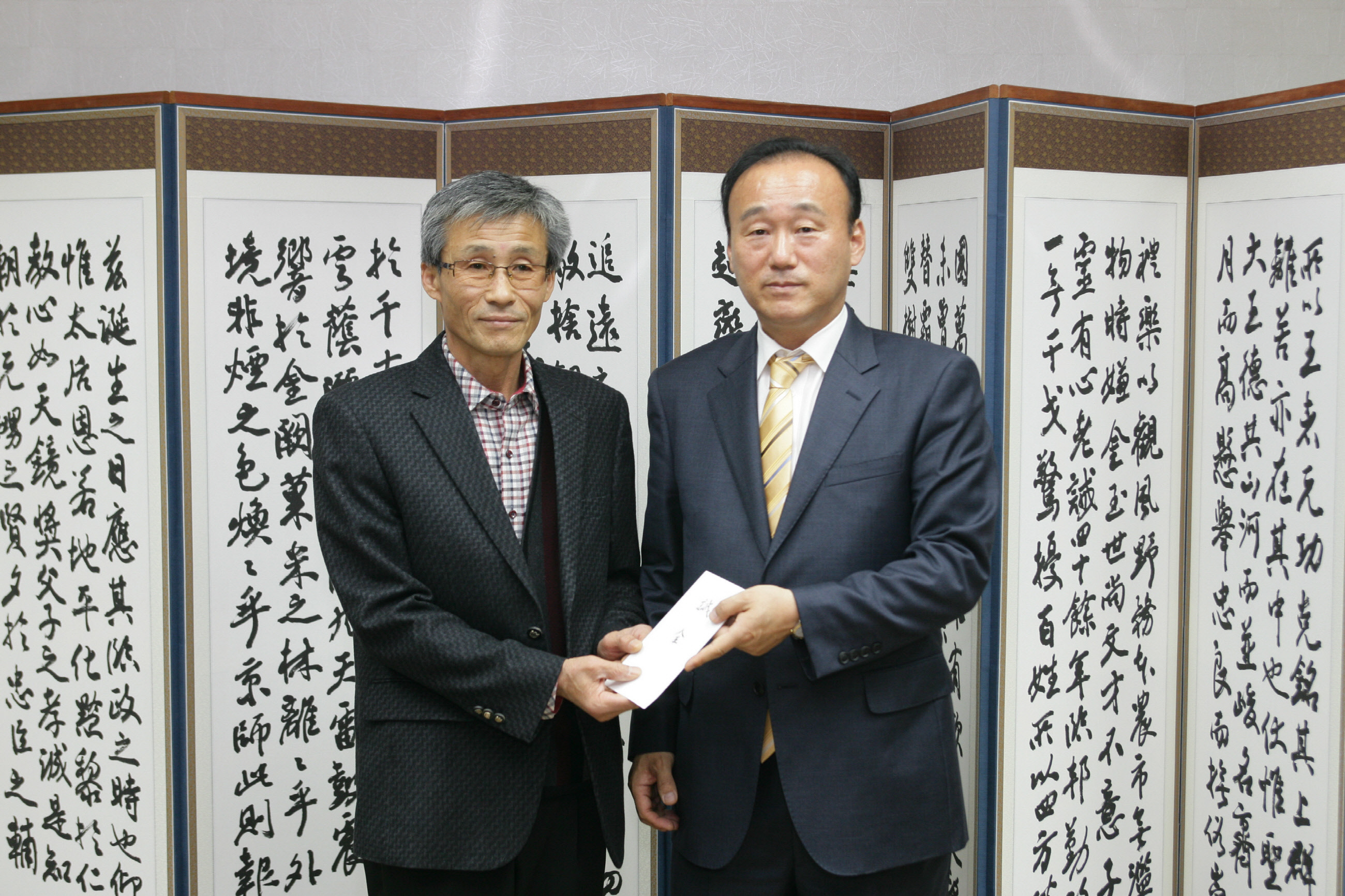 2.경주시한우협회_회장_우수한우_수상금_성금_기탁식_(1).JPG