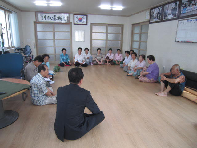 폭염과 씨름하는 어르신들 방문 위로 