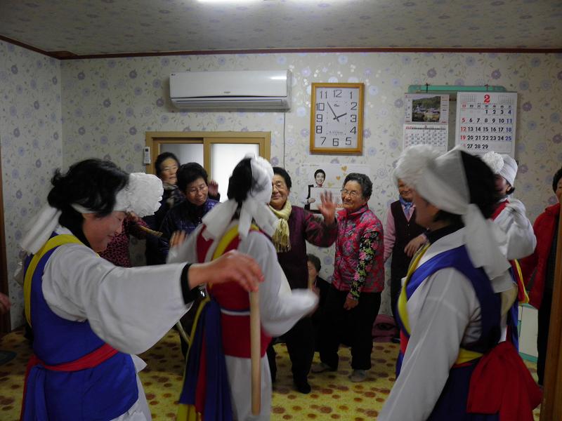 감포읍 풍물반 정월대보름 지신밟기 행사 후원금으로 경로당 방문 인사
