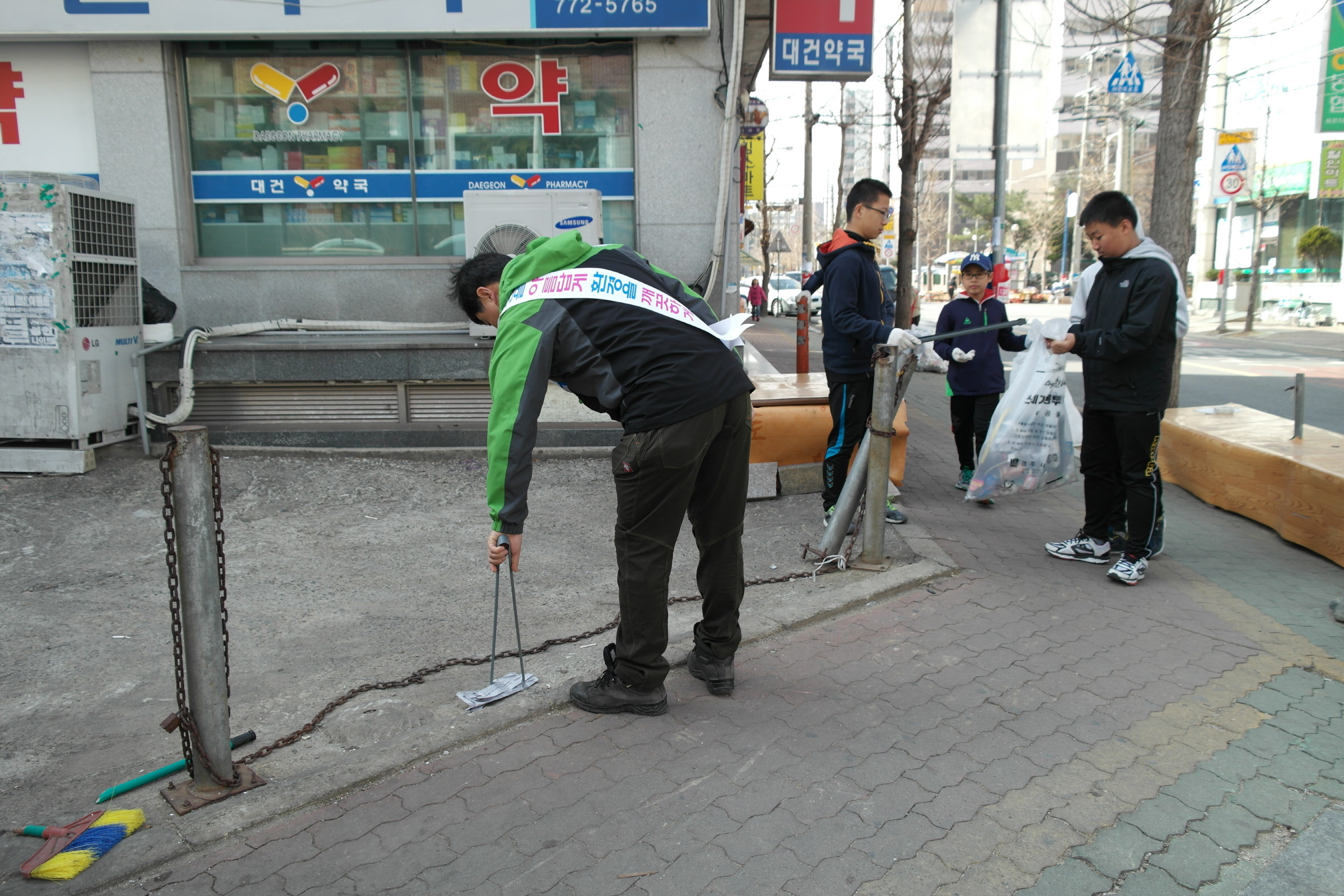 봄맞이 대청소 및 환경 캠페인 실시