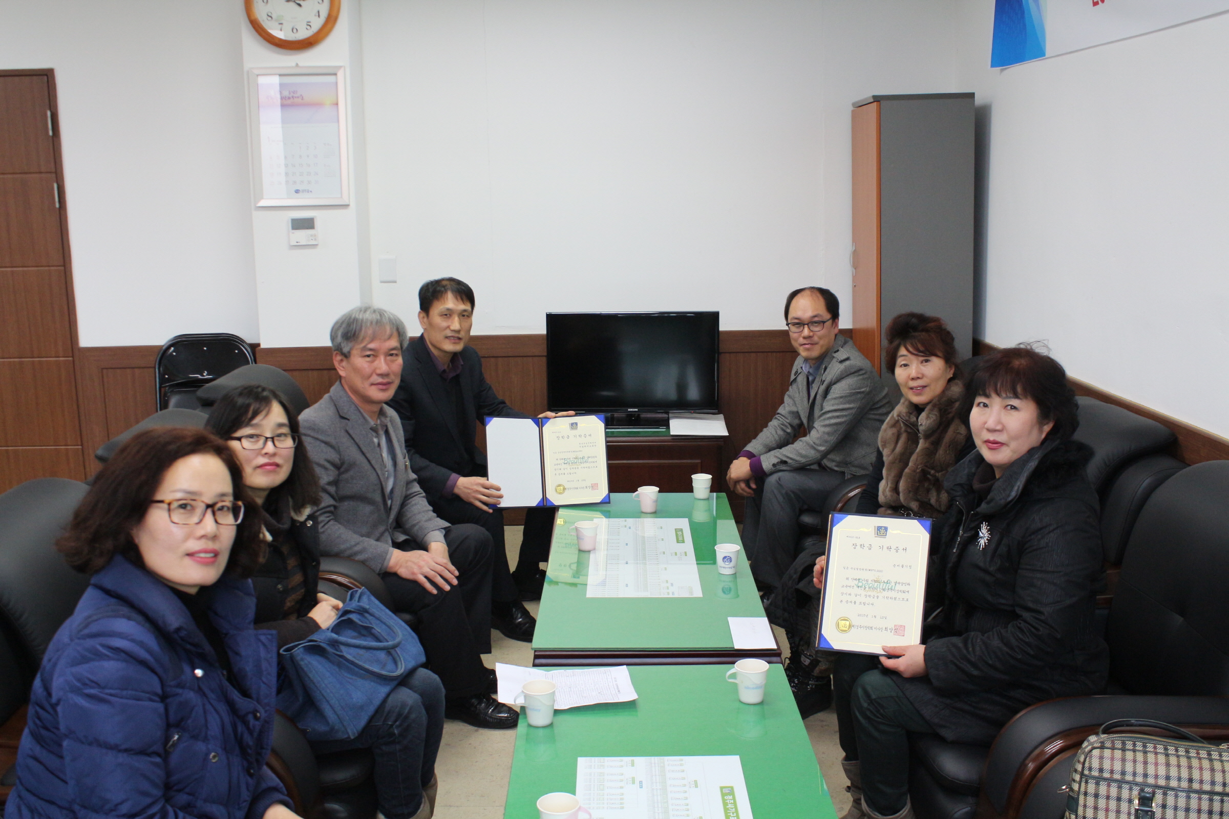 달콤한 향기 품고 나는 은 비둘기 한 마리