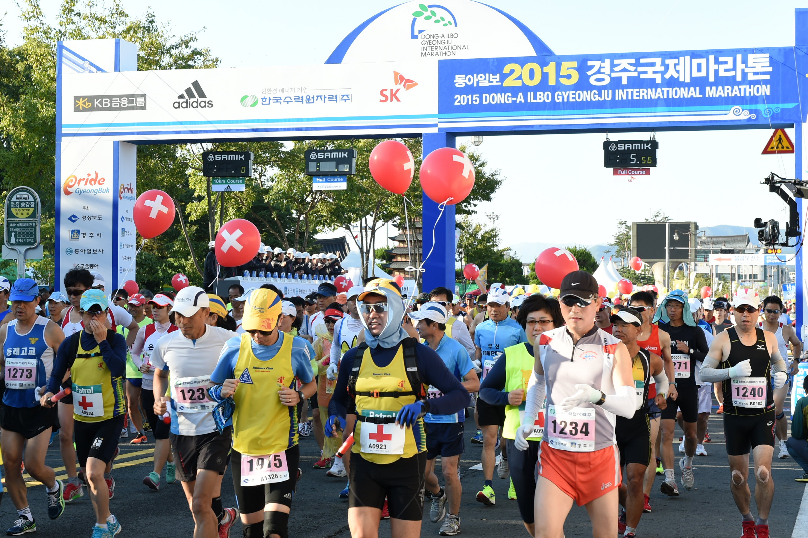 1. 동아일보 2015경주국제마라톤 대회 '마스터즈' 부문 참가선수들이 힘찬 출발을 하고 있다..jpg