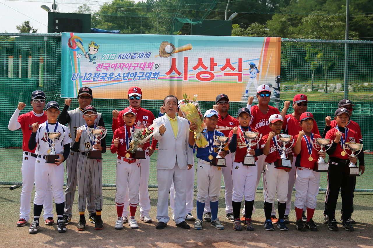 최양식 경주시장, 2일 경주생활체육공원에서 U-12전국유소년 야구대회 초등부 리그별 공동우승팀과 기념촬영을 하고 있다..jpg