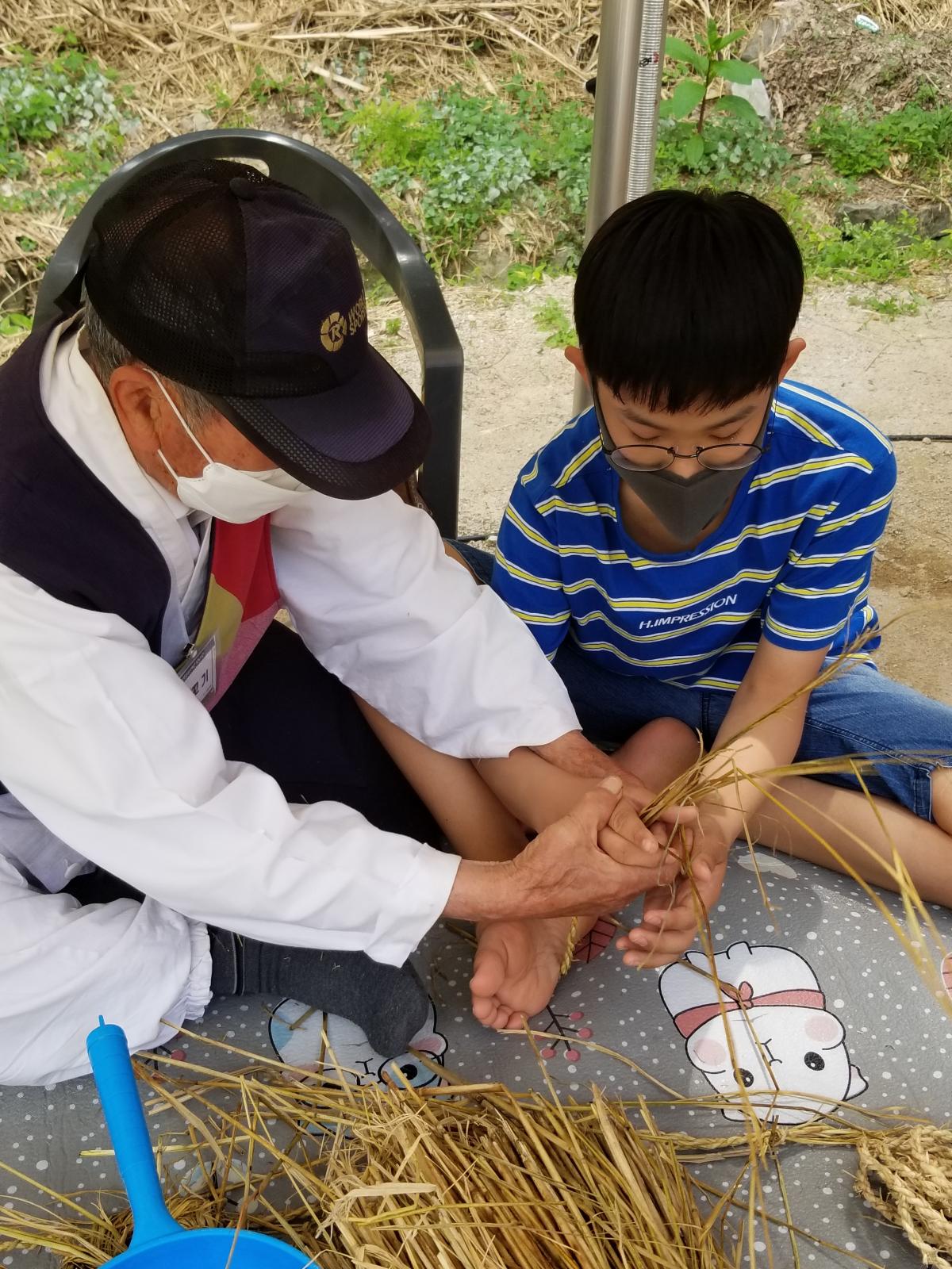 마을 어르신들이 직접 손자 대하듯 가르쳐 주신다. 너무나 감동!!! 여기 살고 싶을 정도!