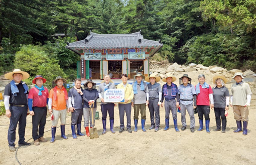 경주시의회 의원 및 직원 수해복구 봉사 및 성금 기탁! 경주시의회 의원 및 직원 수해복구 봉사 및 성금 기탁!
